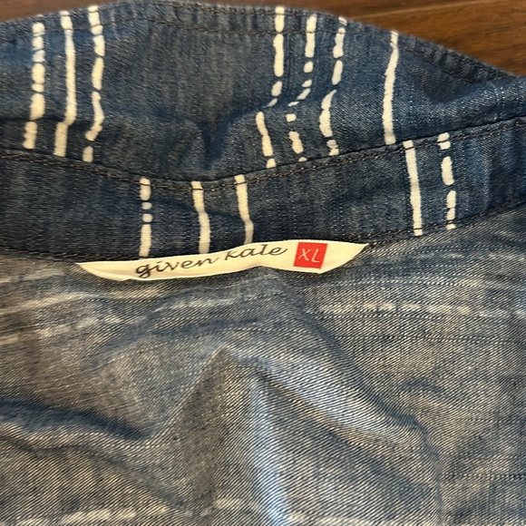 Given kale XL button down blouse - Picture 3 of 4